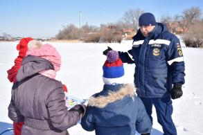 Городские спасатели еще раз напомнили астраханцам об опасности выхода на лед