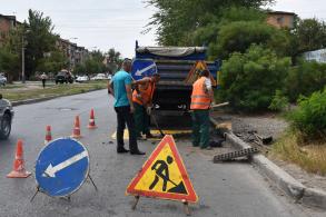 В Астрахани чистят ливневки