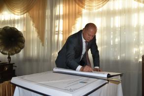 Олег Полумордвинов оставил памятную запись в Книге пожеланий «Тебе, моя губерния!»