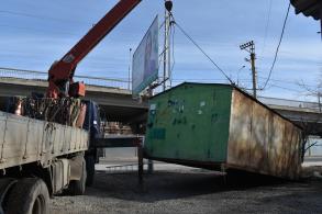 Администрация Астрахани демонтирует незаконно установленные гаражи