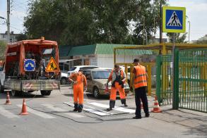 В Астрахани обновляют дорожную разметку у школ и детских садов