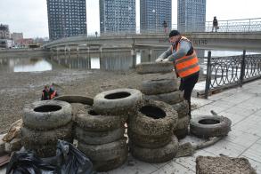 Из Варвациевского канала вытащили два с половиной десятка покрышек