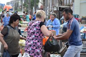 На Больших Исадах ликвидируют стихийный рынок