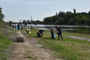 В микрорайоне X лет Октября сегодня прошел субботник