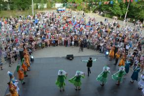 Более тысячи человек отметили День России в парке «Аркадия»