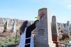 В Астрахани приводят в порядок места захоронения ветеранов Великой Отечественной войны