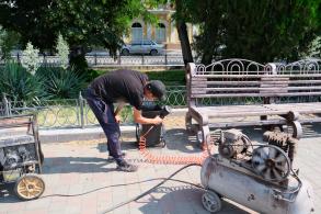 В парках и скверах Астрахани красят скамейки и урны