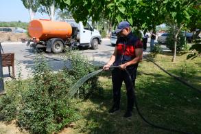 На общественных пространствах Астрахани организован дополнительный полив