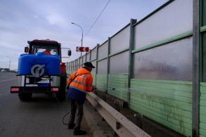 На улицах Астрахани продолжается влажная уборка