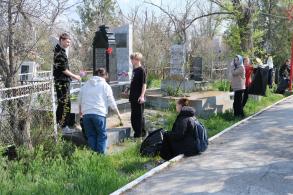Свыше 250 человек вышли на уборку кладбищ в Астрахани