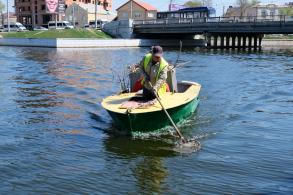В Астрахани очищают от мусора акваторию Лебединого озера и каналов