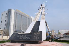В Астрахани красят памятник «Журавли»