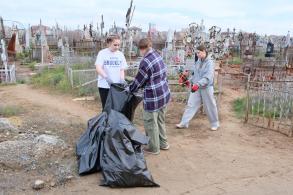 В Астрахани продолжается акция «Очистим историческую память от мусора»