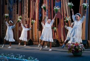 День матери в Астрахани отметили большим концертом