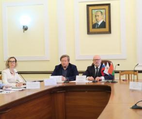 В администрации Астрахани прошел круглый стол, приуроченный ко Дню единения Беларуси и России
