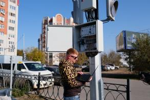 На улице Николая Островского завершают настройку «умных» светофоров