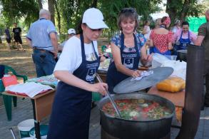 Около трех тысяч астраханцев посетили фестиваль ухи  в Трусовском районе