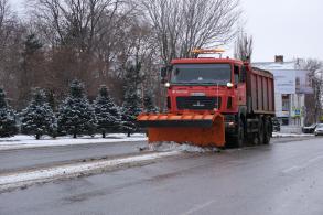 Коммунальные службы расчищают город от снега в усиленном режиме