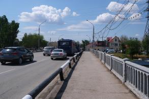 На мостах продолжаются работы по наведению чистоты