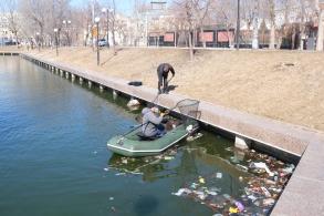 В Астрахани после зимы зачистили акваторию Лебединого озера