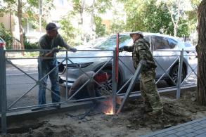 На улице Шелгунова устанавливают леерное ограждение