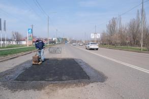 На улице Адмирала Нахимова и Савушкина провели ямочный ремонт 