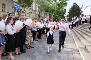В Астрахани для почти восьми тысяч выпускников прозвучал последний звонок