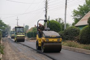 На улице Батайской ремонтируют дорогу