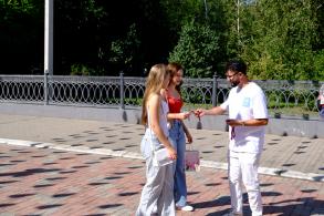 В День флага астраханцам раздали три тысячи лент с российским триколором