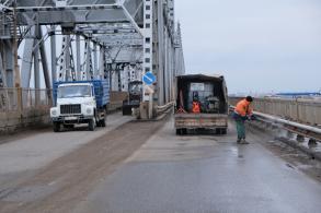 В Астрахани моют Старый мост