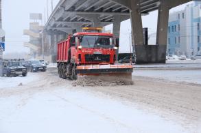 В Астрахани коммунальщики ликвидируют последствия непогоды