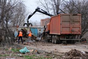 В микрорайоне Бабаевского демонтируют расселенные дома