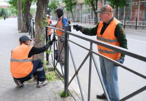 В Астрахани красят леерное ограждение и бордюры вдоль улиц