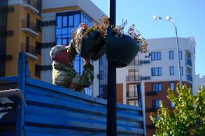 В Астрахани из парков и скверов на зиму убирают вазоны с цветами