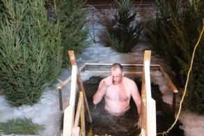 Свыше 1100 астраханцев окунулись ночью в крещенские купели