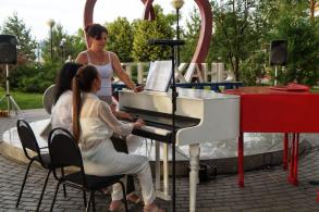 В выходные на набережной Волги играли два рояля