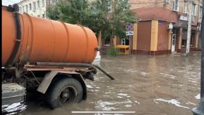 Коммунальные службы вышли на борьбу с последствиями ливня