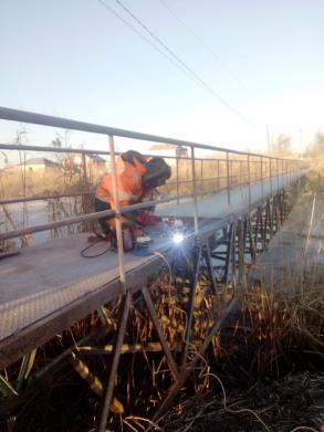 В Астрахани ремонтируют мост через ерик Солянка в Трусовском районе