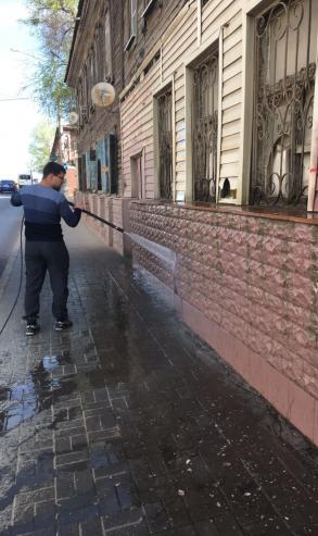 В Астрахани моют фасады