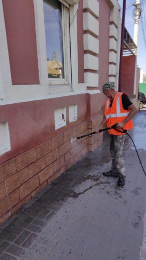 В Астрахани моют фасады и ограждения