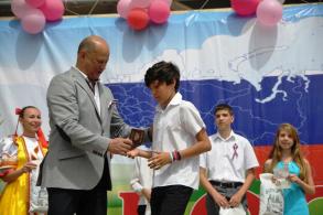 Олег Полумордвинов вручил паспорта юным астраханцам