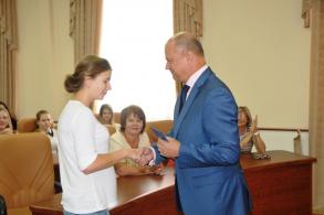 Олег Полумордвинов вручил первокурсникам студенческие билеты