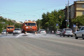 Завтра астраханские дороги начнут поливать водой