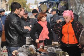 У незаконных торговцев изымают товары и прилавки