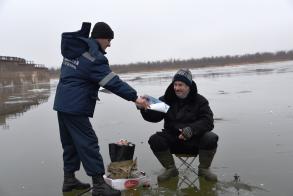 В Астрахани проходят рейды по профилактике происшествий на льду