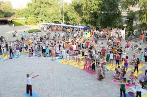 Астраханцы приобщаются к древней индийской практике