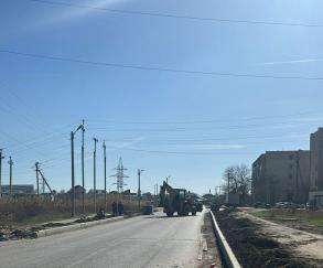 На Фунтовском шоссе приступили к укладке бортовых камней и ремонту тротуара