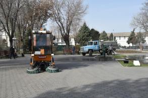 В астраханских парках стартовала весенняя уборка