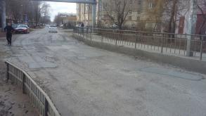 Выбоины на дорогах устраняют