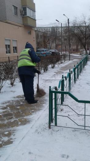 Спецтехника вышла на дороги для устранения гололедицы 